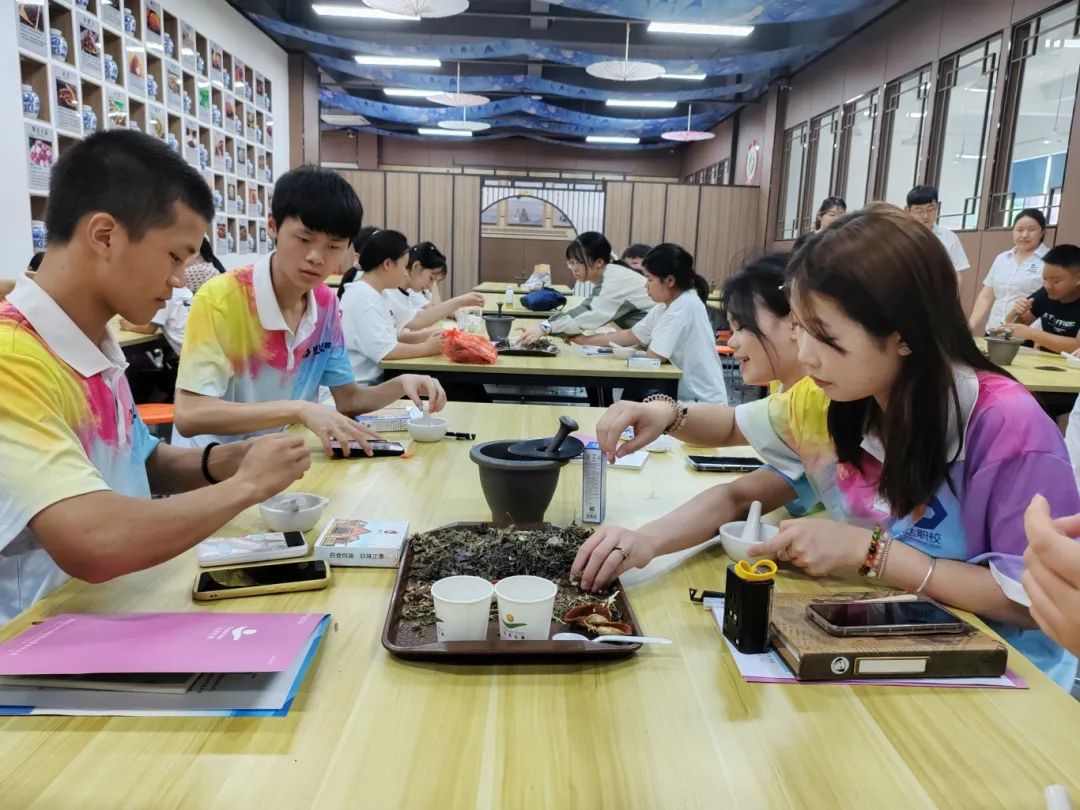 湖南九味中醫(yī)藥研學(xué)實踐教育基地迎來了一場別開生面的研學(xué)實踐活動