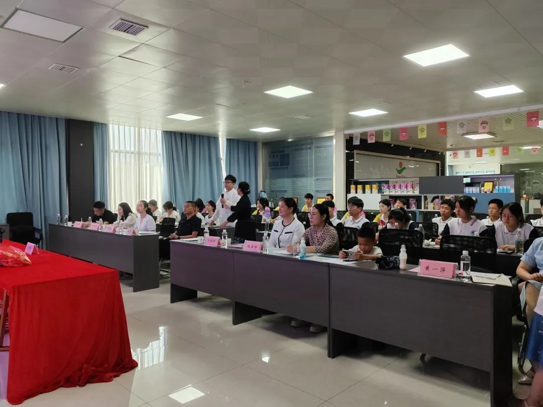 湖南九味中醫(yī)藥研學(xué)實踐教育基地迎來了一場別開生面的研學(xué)實踐活動