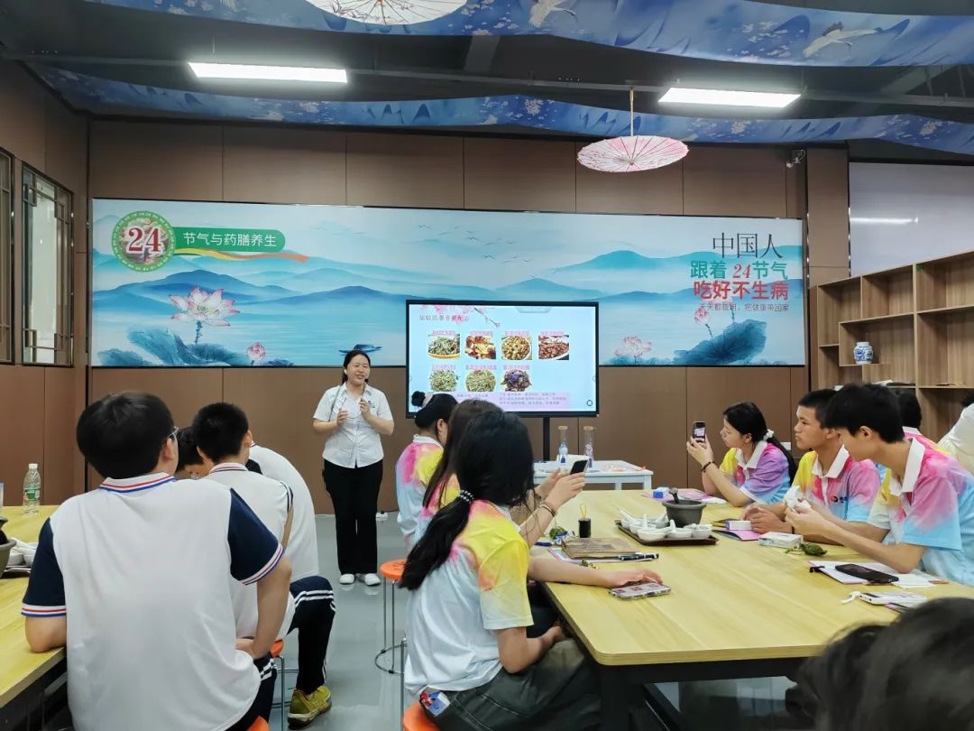 湖南九味中醫(yī)藥研學(xué)實踐教育基地迎來了一場別開生面的研學(xué)實踐活動